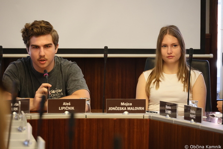 Kamniške dijakinje in dijaki v vlogi občinskih svetnikov na simulaciji odločanja (13)